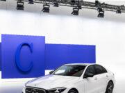 Mercedes-Benz C-Class Terbaru Makin Canggih, Bawa Mesin Elektrifikasi dan AI